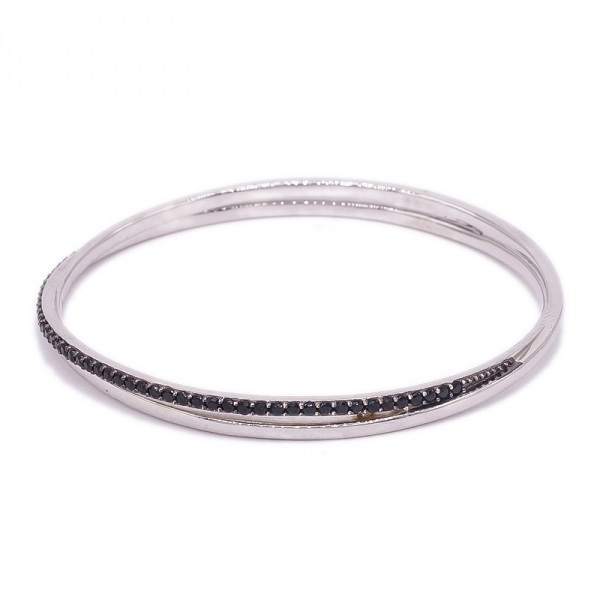 Silm et simple bracelet ovale en argent avec petit nano noir 