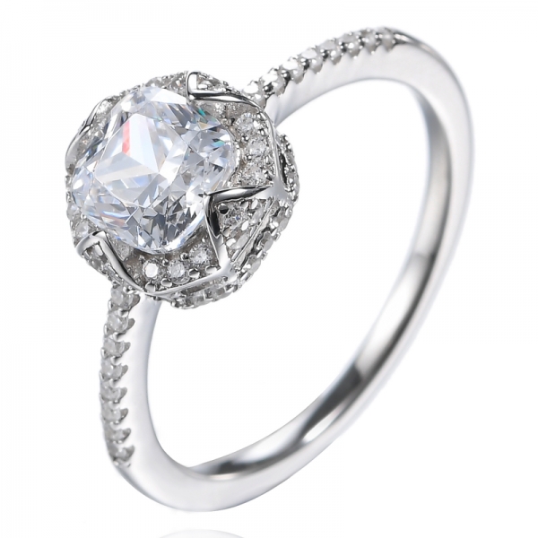 Bague de fiançailles en diamants synthétiques taille coussin solitaire avec accents en argent sterling
 