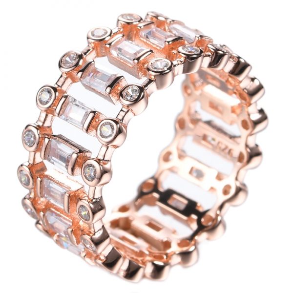 Large anneau d'éternité plaqué or rose avec zircons cubiques taille baguette
 