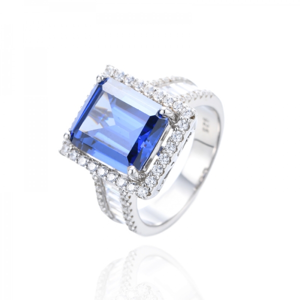 Bague en argent rhodié avec tanzanite taille émeraude et zircone cubique blanche 