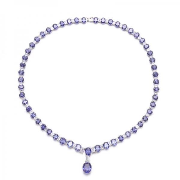 Collier en argent plaqué rhodium avec tanzanite de forme ovale et zircone cubique blanche 