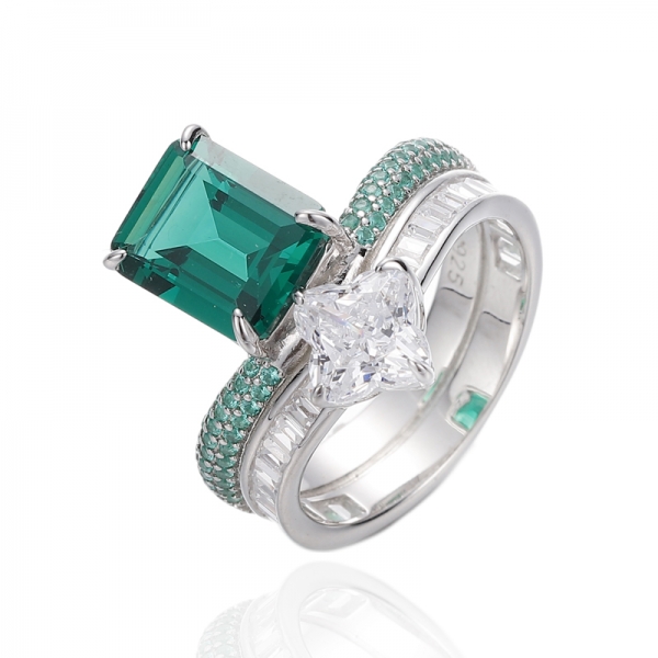 Bague en argent rhodié avec nano vert taille émeraude et zircon cubique blanc 