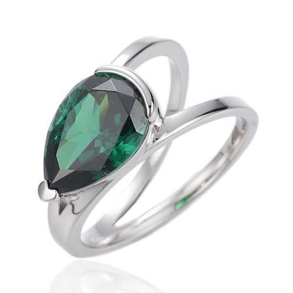 Bague en argent rhodié avec zircon cubique vert en forme de poire 