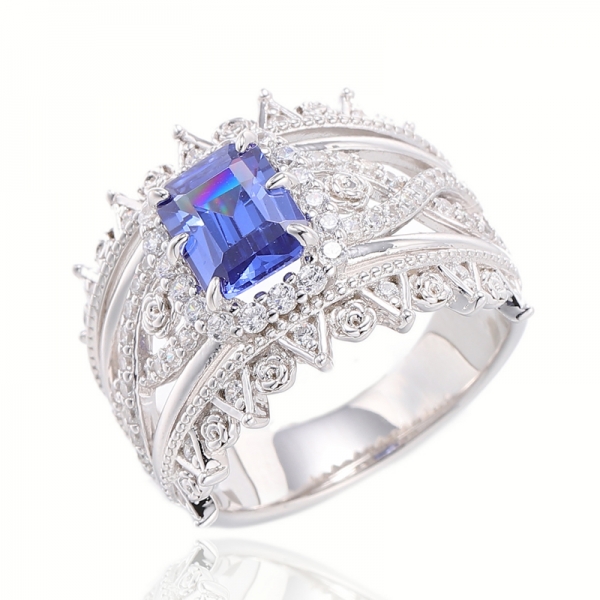 Bague ronde en argent rhodié avec tanzanite et zircon cubique de forme blanche et émeraude 