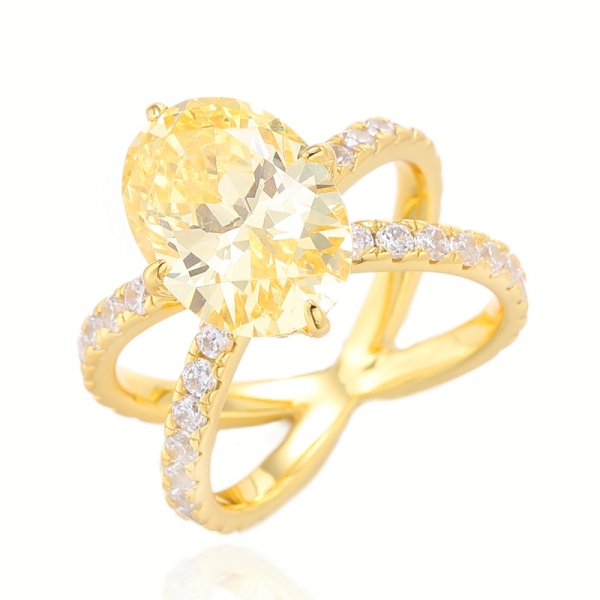 Bague en argent avec zircon cubique jaune et blanc de diamant de forme ovale avec placage à l'or 