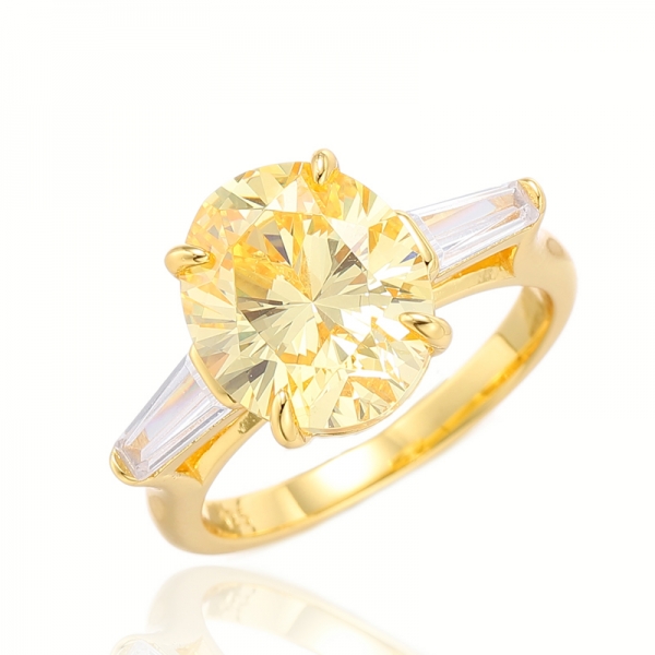 Bague en argent avec zircon cubique blanc conique jaune et diamant de forme ovale avec placage à l'or 