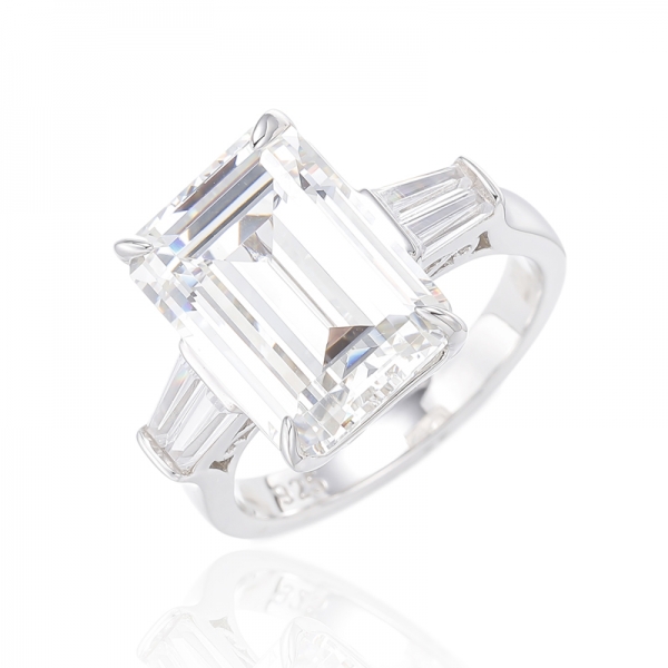 Bague en argent rhodié avec diamant taille émeraude et zircon cubique blanc effilé 