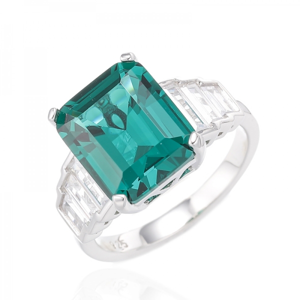 Bague en argent plaqué rhodium avec zircon cubique blanc et baguette verte taille émeraude 