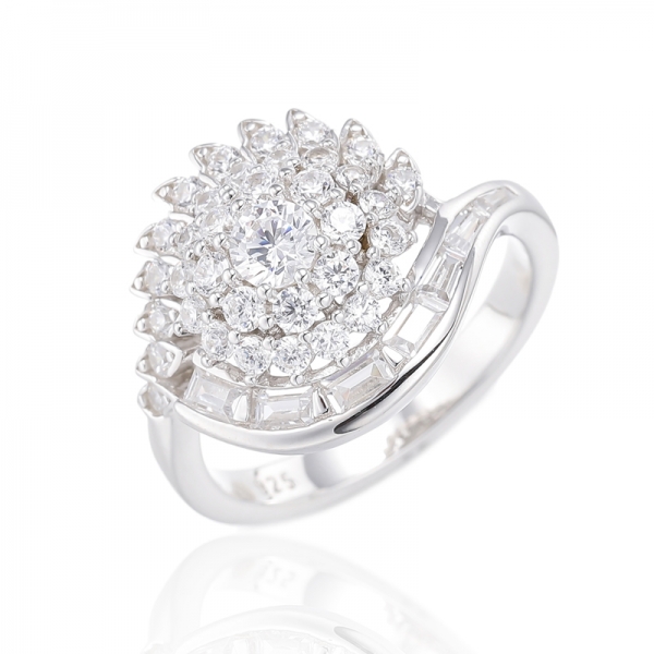 Bague ronde en argent rhodié avec zircon cubique blanc rose et effilé 