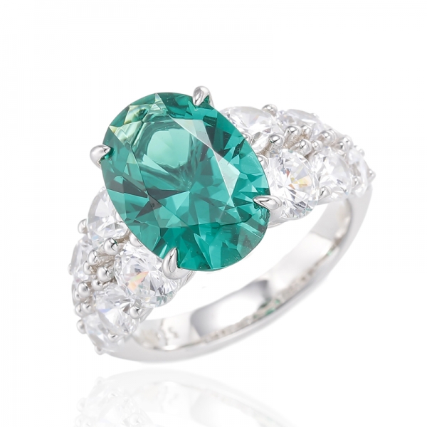 Bague en argent plaqué rhodium avec zircon cubique vert de forme ovale et ronde blanche 