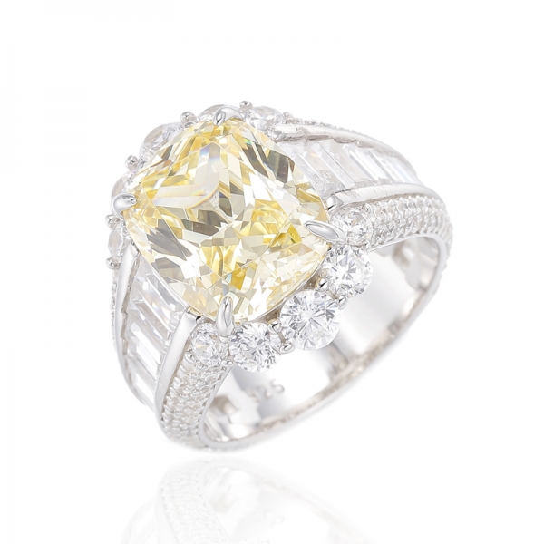 Bague en argent plaqué rhodium avec diamant coussin jaune et baguette blanche 