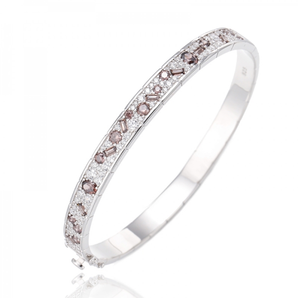 Corindon rubis de forme ovale et bracelet rond en argent rhodié avec Zircon cubique blanc 