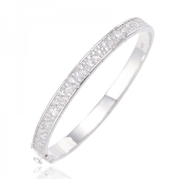 Corindon rubis de forme ovale et bracelet rond en argent rhodié avec Zircon cubique blanc 