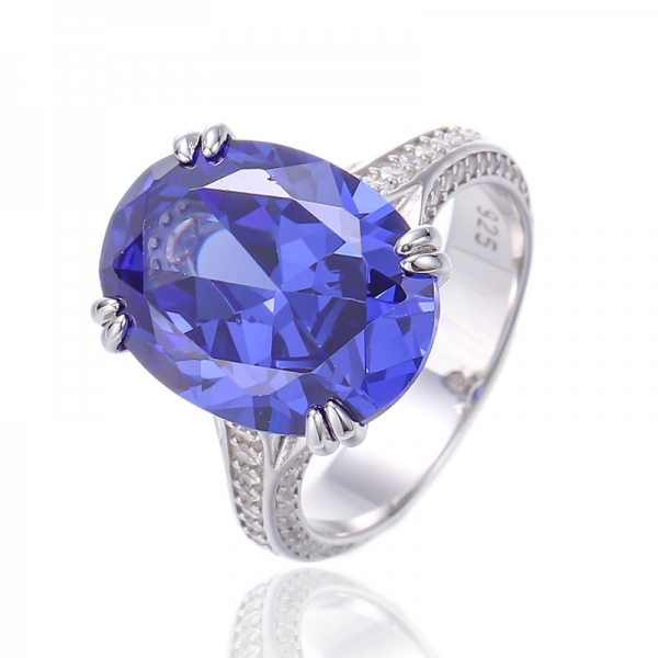 Bague en argent plaqué rhodium avec tanzanite de forme ovale et zircon cubique blanc rond 