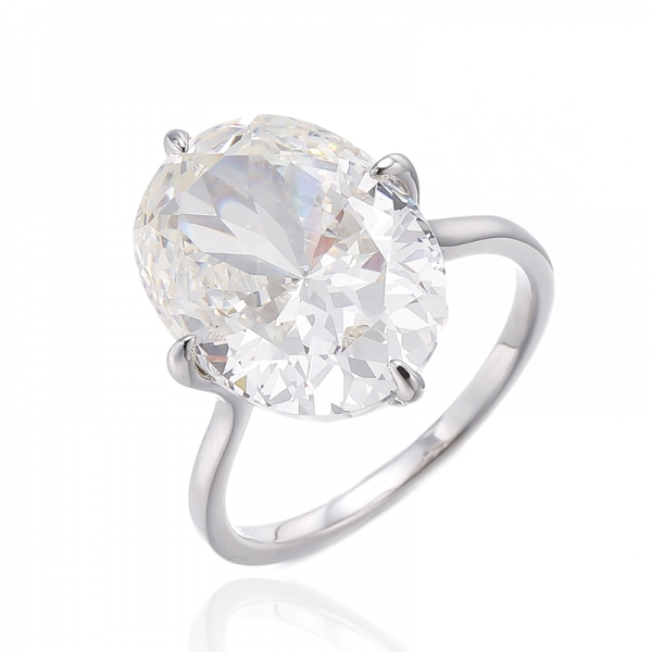 Bague en argent plaqué rhodium avec diamant de forme ovale G et zircon cubique
     