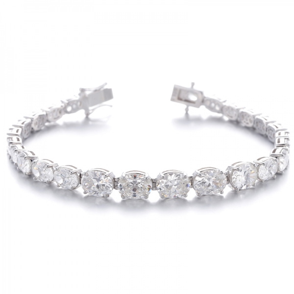 
     Bracelet en argent plaqué rhodium avec diamant de forme ovale G et zircon cubique
     