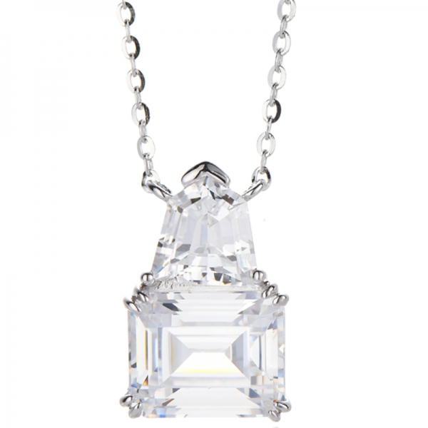 Collier en argent rhodié avec zircon cubique blanc taille émeraude et forme de bouclier 