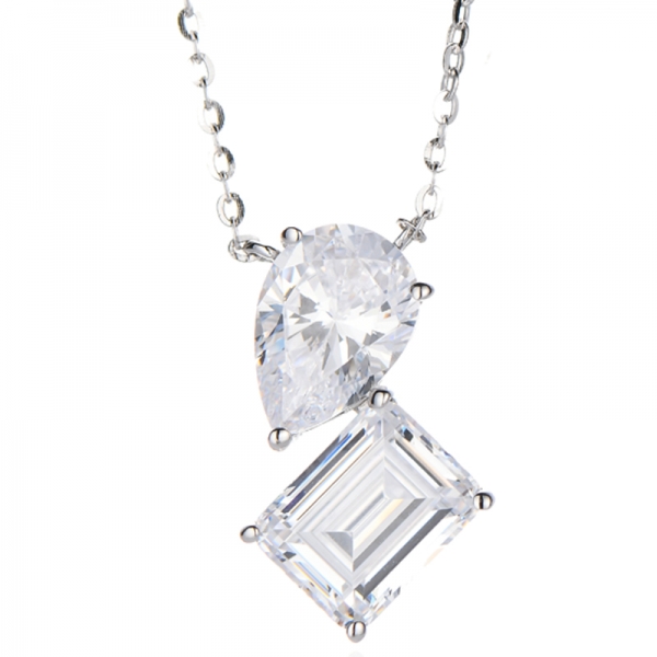 Collier en argent rhodié avec zircon cubique blanc taille émeraude et forme poire 