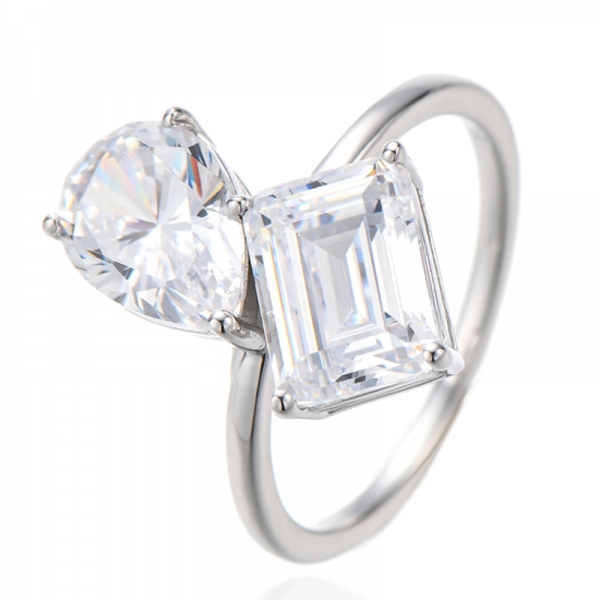 Bague en argent rhodié avec zircon cubique blanc taille poire et émeraude 