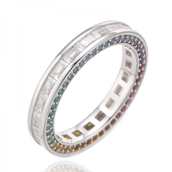 Bague d'éternité en argent rhodié sertie de zircon cubique blanc rond et de zircon cubique arc-en-ciel, ornée de baguettes. 
