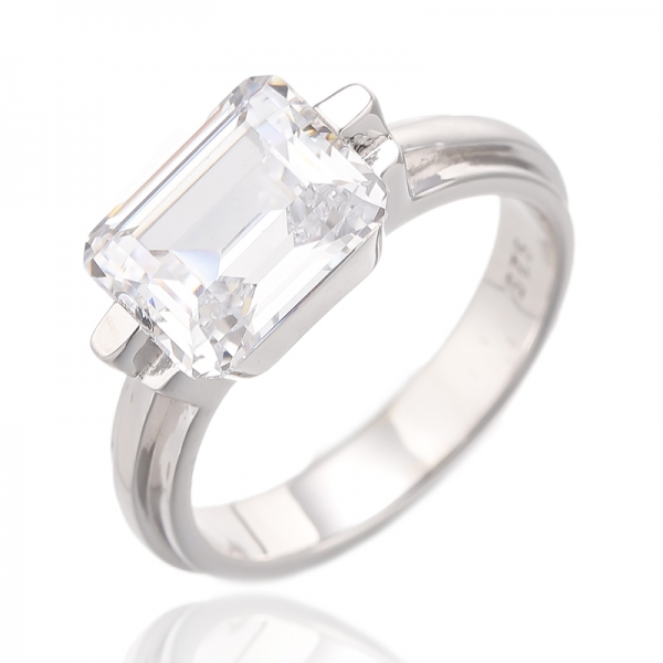 Bague en argent rhodié avec zircon cubique gris taille émeraude 